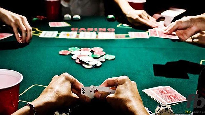 Hình ảnh minh họa về luật chơi poker với 5 vòng chính và số người tham gia.